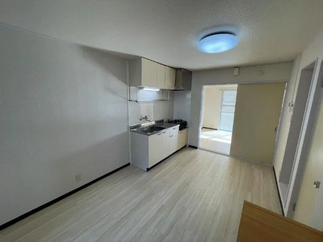 シンプルなキッチン付きの空の部屋
