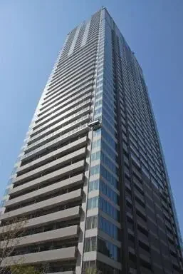 高層ビルの外観、青空の背景