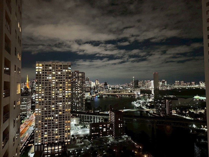夜の都市の高層ビルと運河の風景。