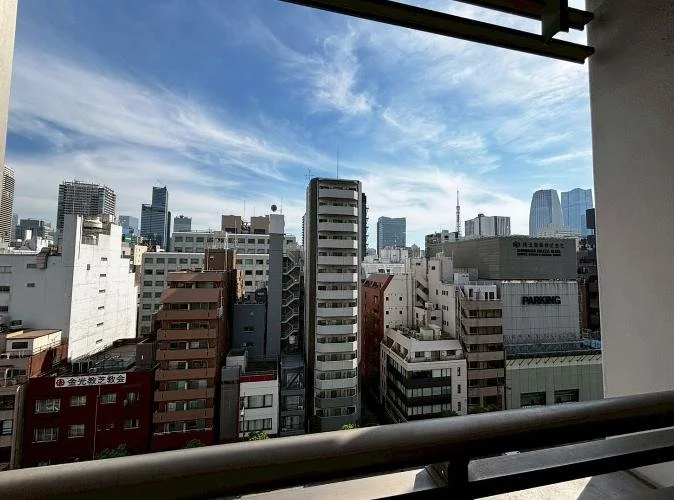 都市のスカイラインと高層ビル群を背景にしたバルコニーの眺め
