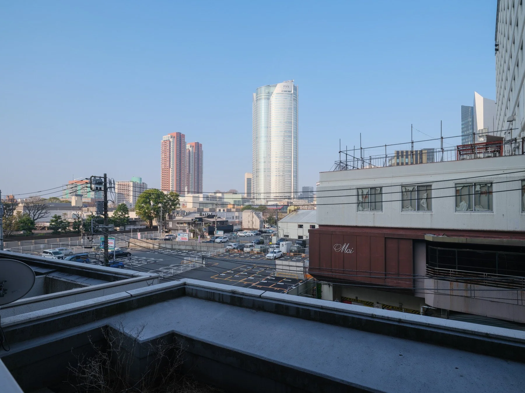 都市の景色、ビルと駐車場が見える