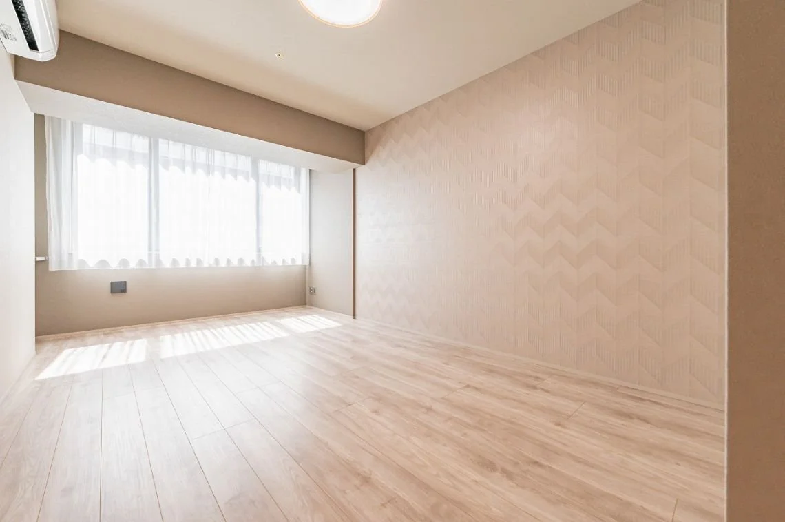 明るい窓のある空室の部屋