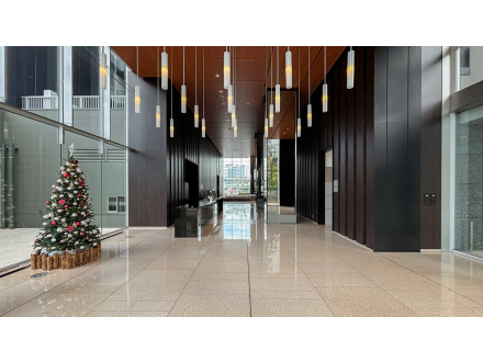 クリスマスツリーと装飾のある現代的な建物のロビー