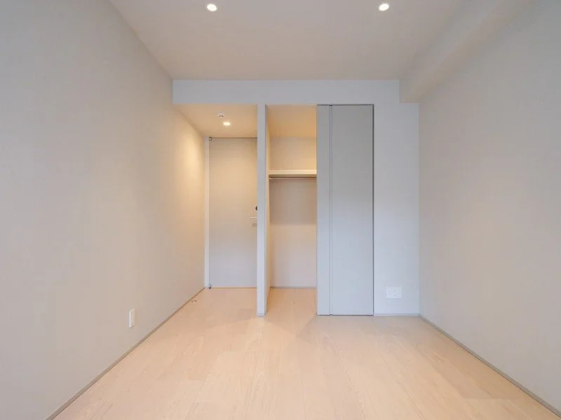 空の部屋で、クローゼットとドアが見えるシンプルな空間の写真