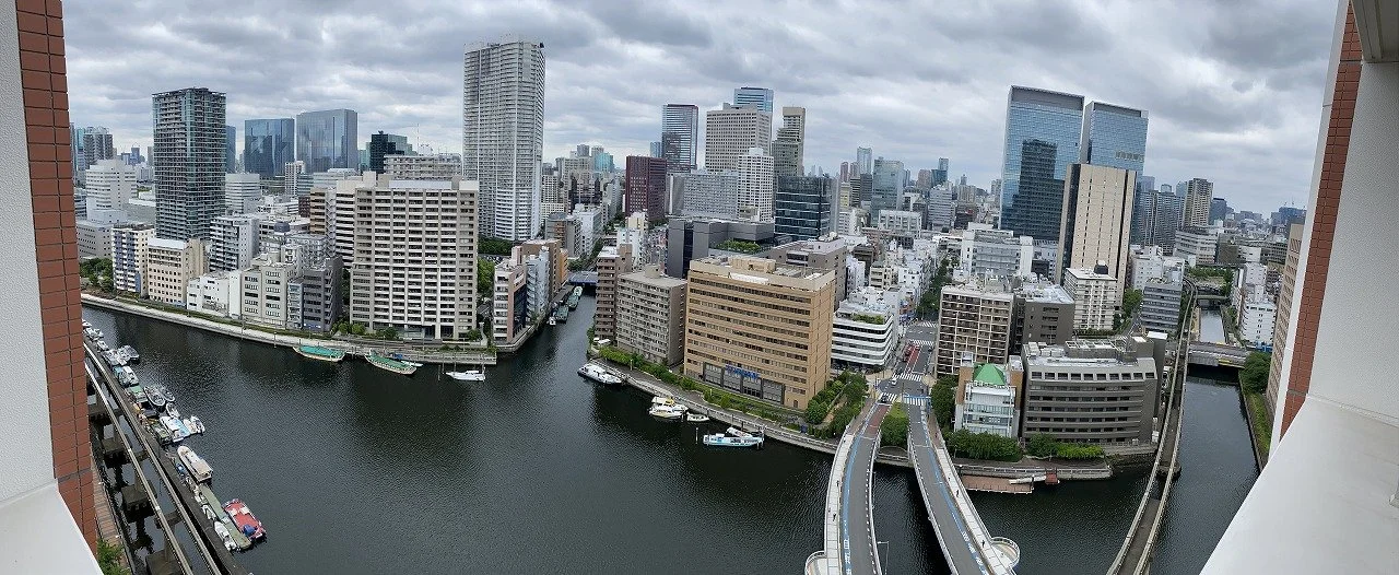 東京の高層ビル群と運河を見下ろす都市の風景