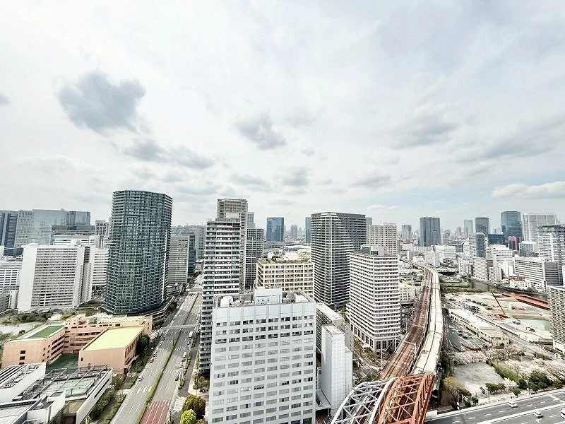 高層ビルと大都市の景色、鉄道の高架橋と道路が交差する都市の上空風景