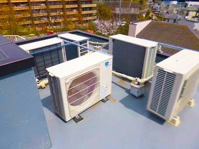 屋上の空調設備のユニット群
