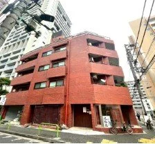 赤レンガの多層建築の建物、都市の風景