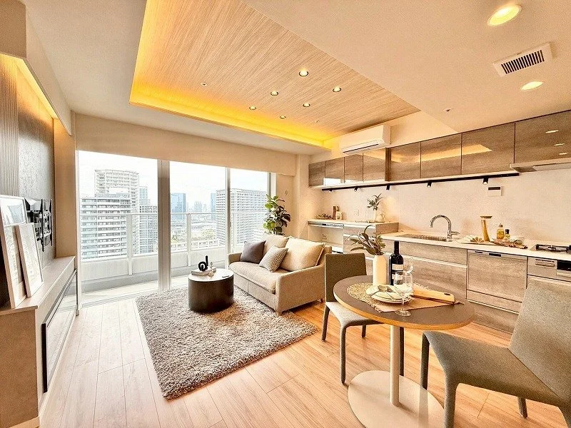 モダンなリビングルームとキッチンのオープンプランのインテリア、窓から都市の景色が見える