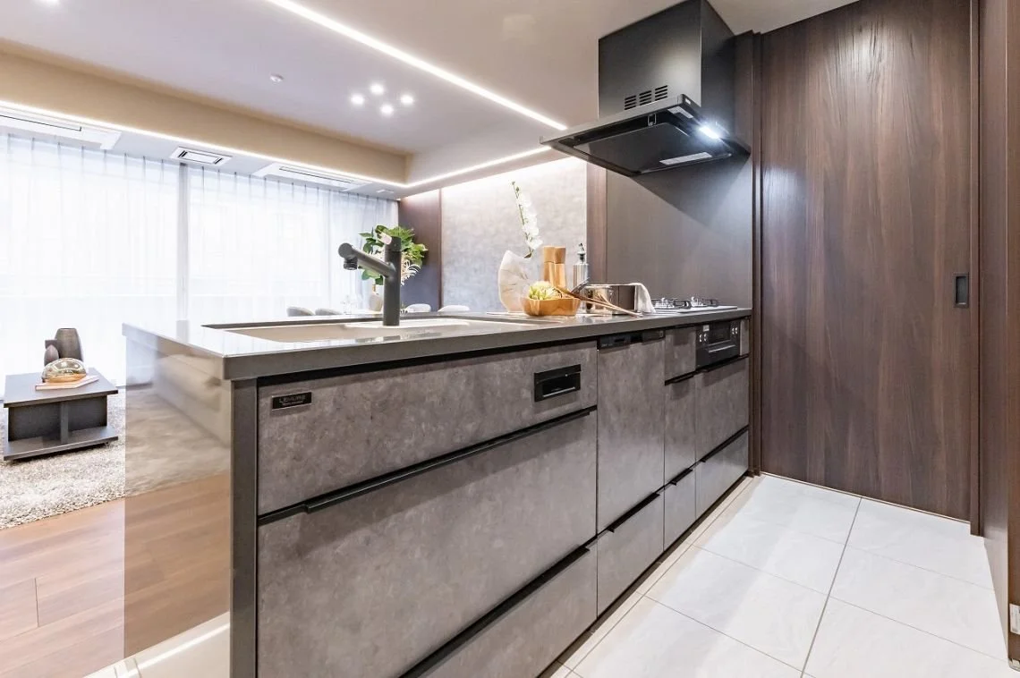 モダンなキッチン、シンクとコンロ、木製の壁パネルと花の装飾