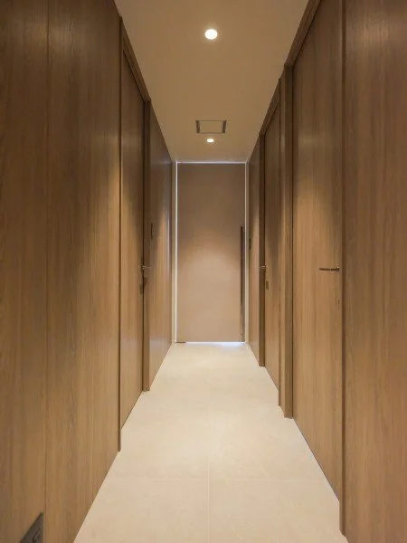 木製の扉が並ぶ廊下の写真