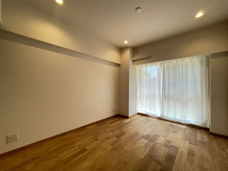 空の部屋、木の床と白いカーテンの窓