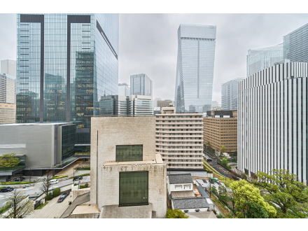 高層ビルが立ち並ぶ現代の都市の風景。