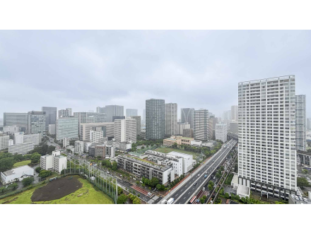 都市のビル群と高速道路が見える景色