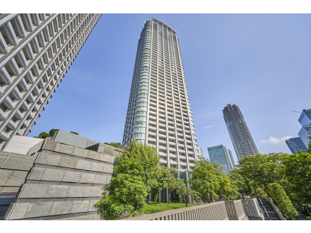高層ビルと緑豊かな公園の風景