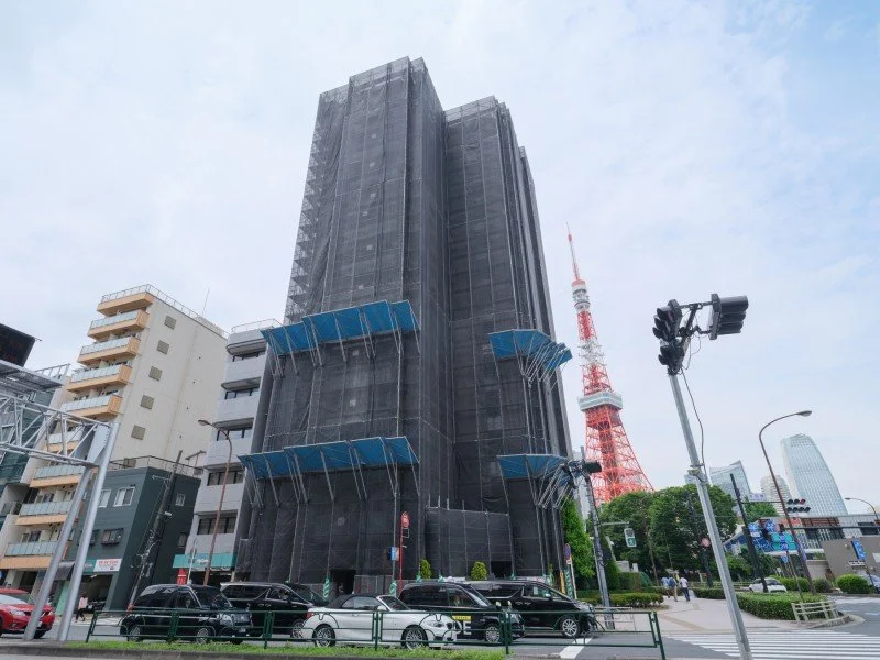 東京タワーと周辺の建物と道路風景