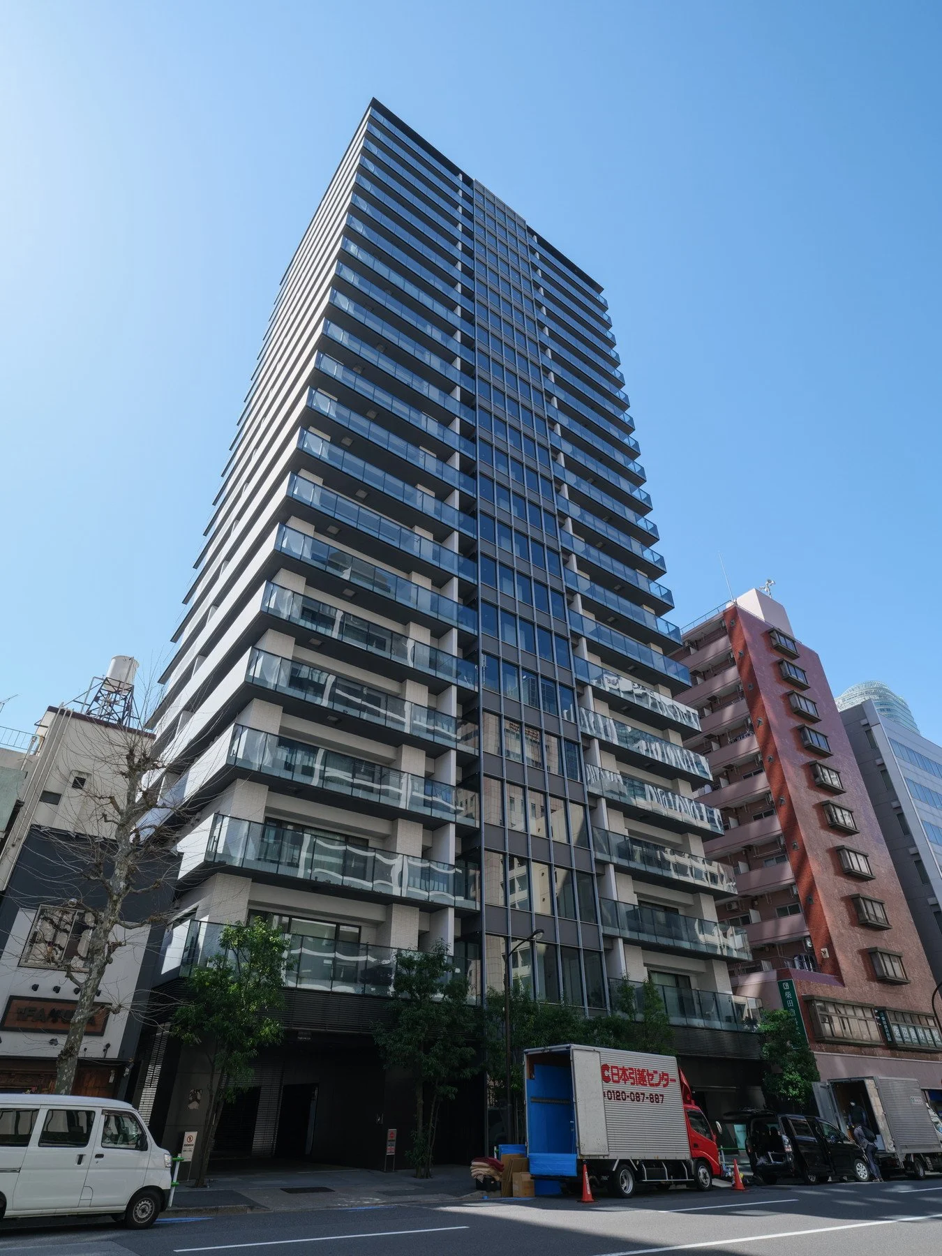 高層の現代的なビルが空に向かって立っている街の風景。