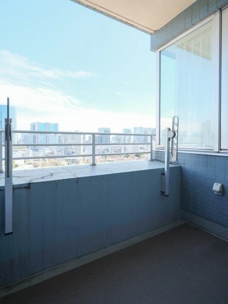 都市の高層ビルが見えるバルコニーの景色