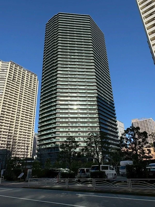 高層ビルが青空の下に立っている都市の風景