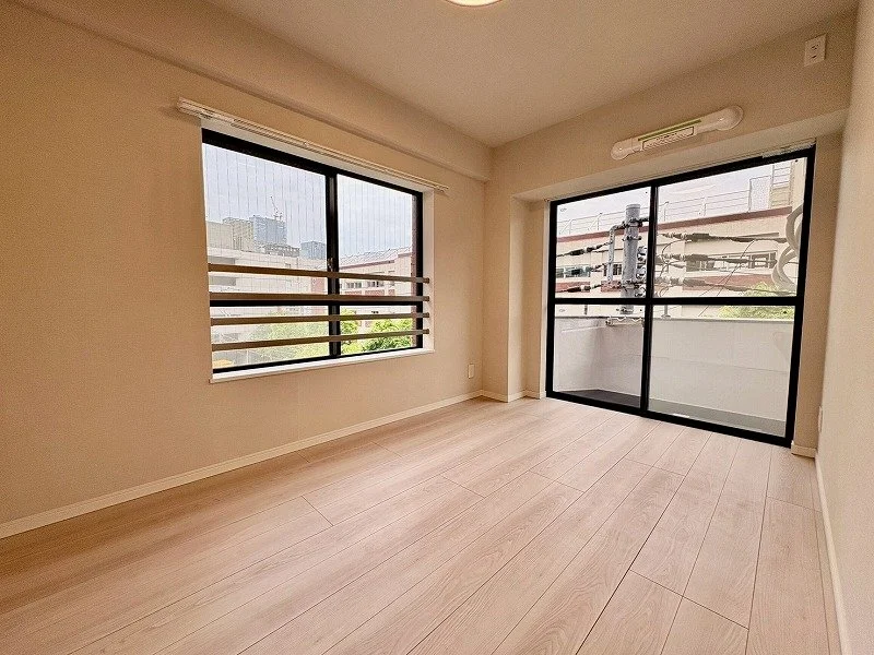 明るい部屋に大きな窓とガラスドア、バルコニーのある新しいマンションの室内