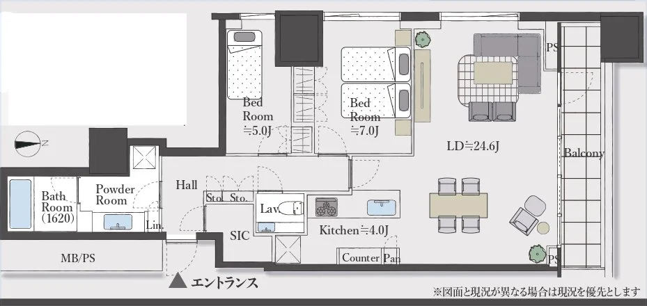 2つの寝室、リビングダイニング、キッチン、バルコニーを備えたマンションの間取り図。浴室とトイレも含む。