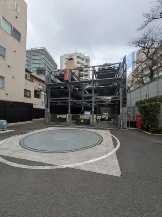 駐車場の上に駐車場に入るためのスロープがある都市の景色