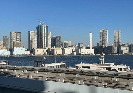 都市のスカイラインと川の上に停泊している船舶