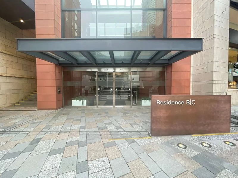 「Residence BIC」と表示された建物のガラス張りエントランス