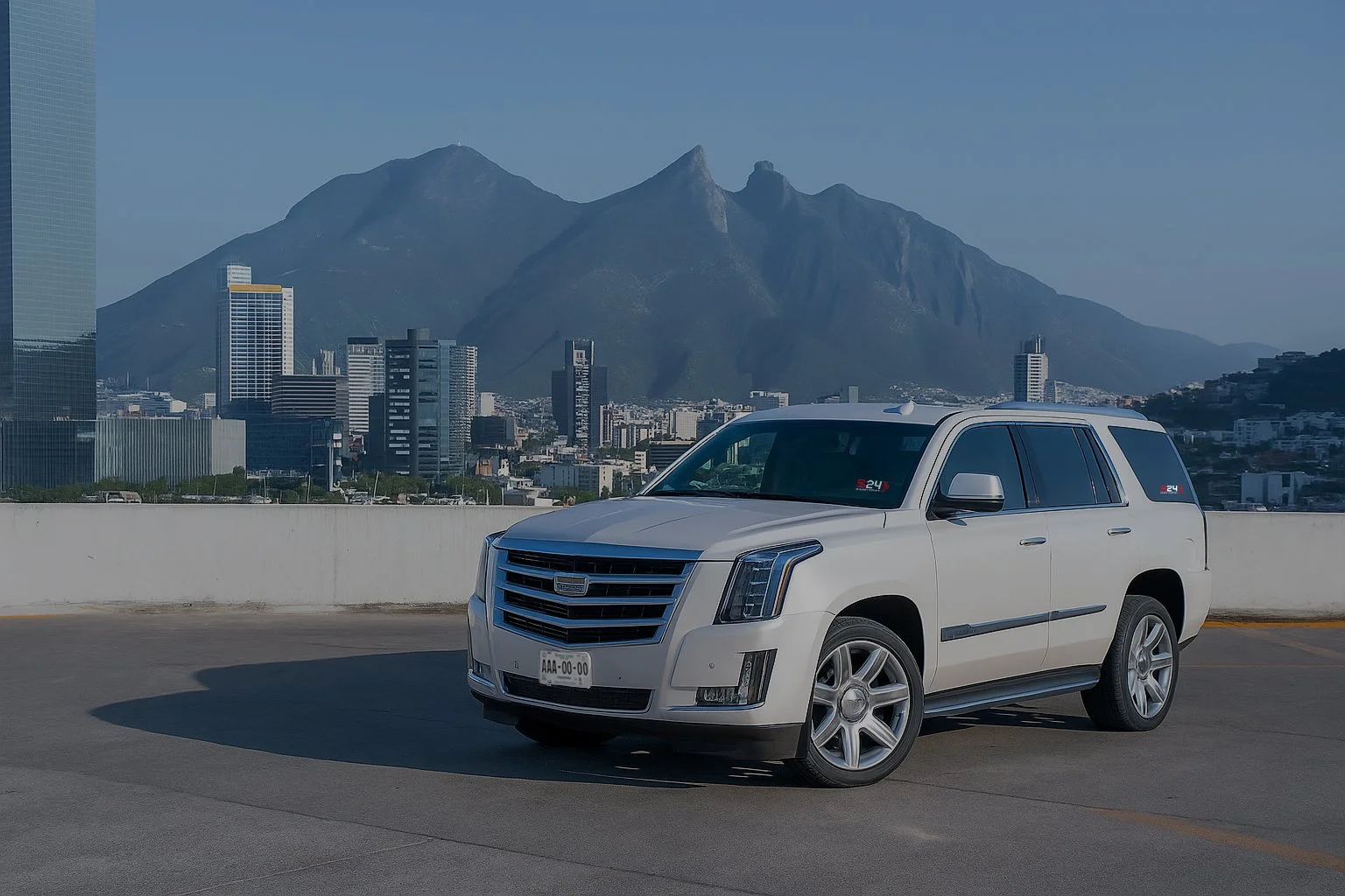 Un vehículo SUV blanco estacionado de la empresa S24 Security en Monterrey México