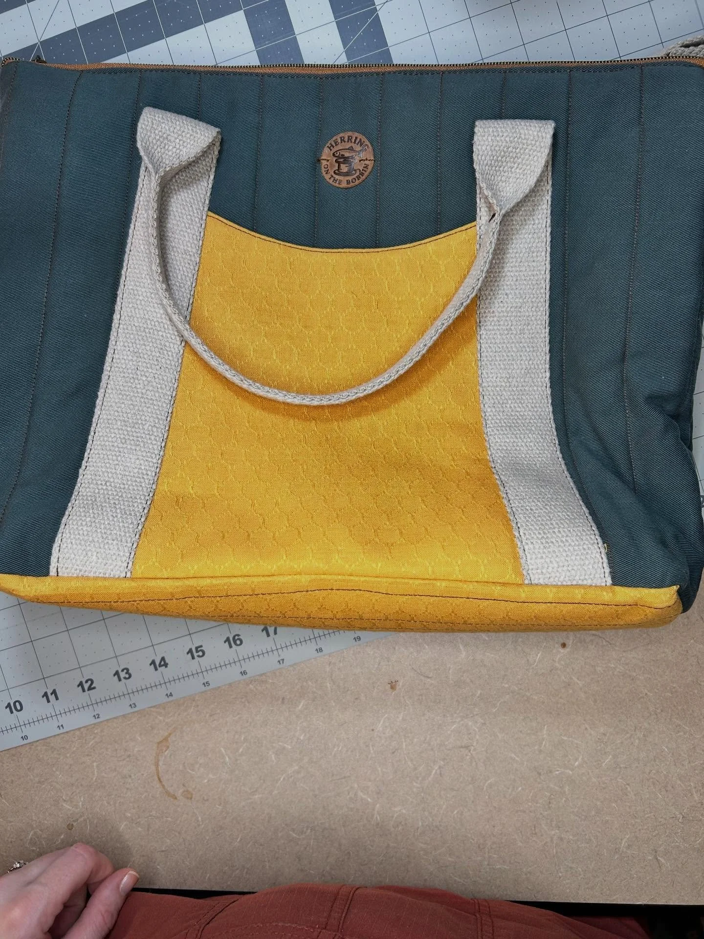 End of year sale! All of these bags are what I have left over after 6 straight months of sewing. Looking forward to starting my BRIGHT spring line. Check out my stories for prices. Please DM me of you have questions.
&bull;
&bull;
&bull;
#bag #sewing