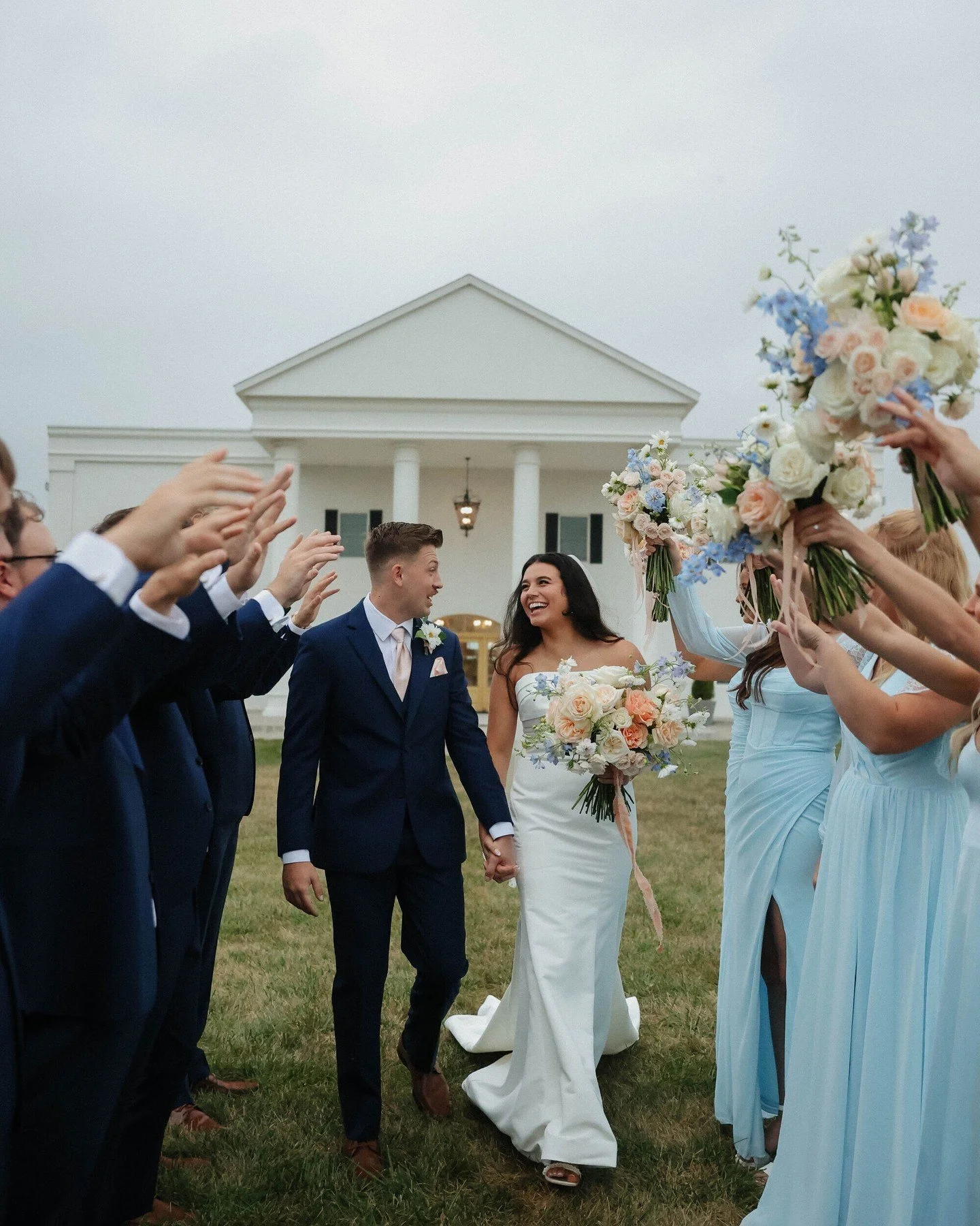 Living for this color scheme. 😍 🧡 💐 ✨ 
.
.
.
.
📷: @by_kyleefriendphotography_llc 
.
.
.
.
#instabridal #bridetobe #weddinginspiration #weddingdress #SouthernCharmEstate #weddings #weddingvenue #Springfield #SouthwestMissouri #MtVernon #Missouri #