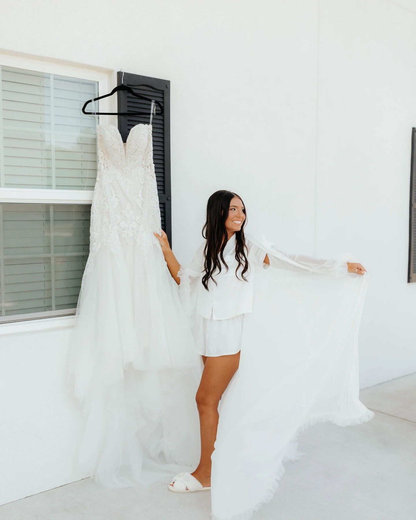 #GRWM wedding edition. ✨🤍😘 
.
.
.
.
📷: @els.photo.graphy 
.
.
.
.
#instabridal #bridetobe #weddinginspiration #weddingdress #SouthernCharmEstate #weddings #weddingvenue #Springfield #SouthwestMissouri #MtVernon #Missouri #eventvenue #loveandweddin