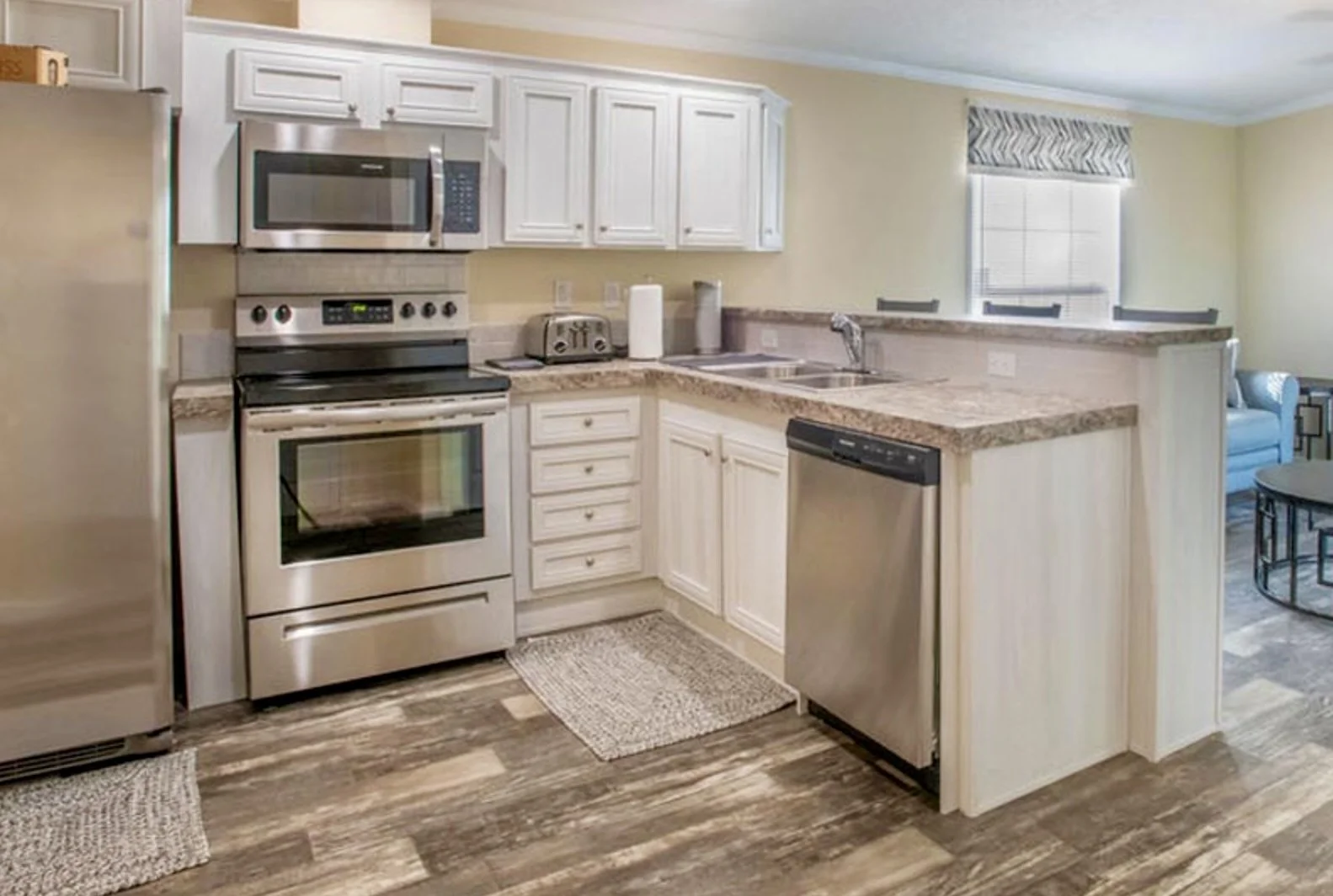Our kitchen loaded with many extras for you to fully enjoy your stay. Glass Black & Decker blender, coffee bean grinder, stainless~steel pour~over coffee filter, K-Cups maker, stainless~steel cookware, crock~pot, toaster, microwave, tea kettle, glass