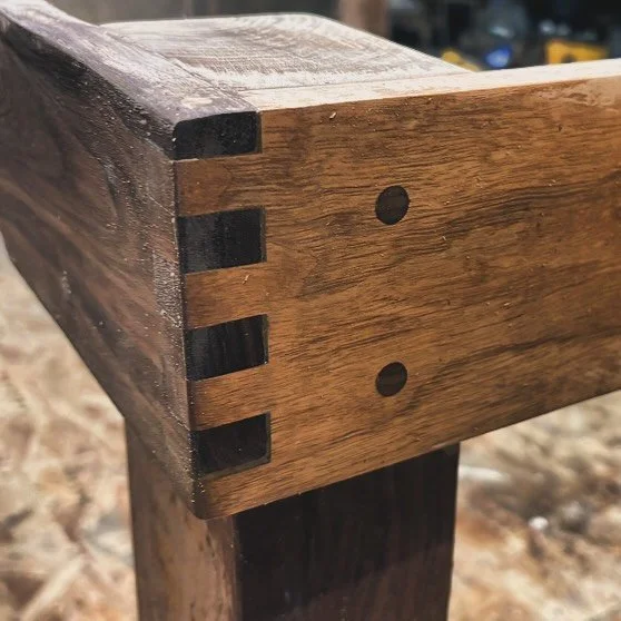 Adding some box joints on the corners for the custom gaming table I&rsquo;m showcasing Pax West this year ❤️

This one will be made with 100% solar power!
.
.
.
.
#wood #woodworker #woodworkersofinstagram #smallbusiness #furniture #furnituremaker #di