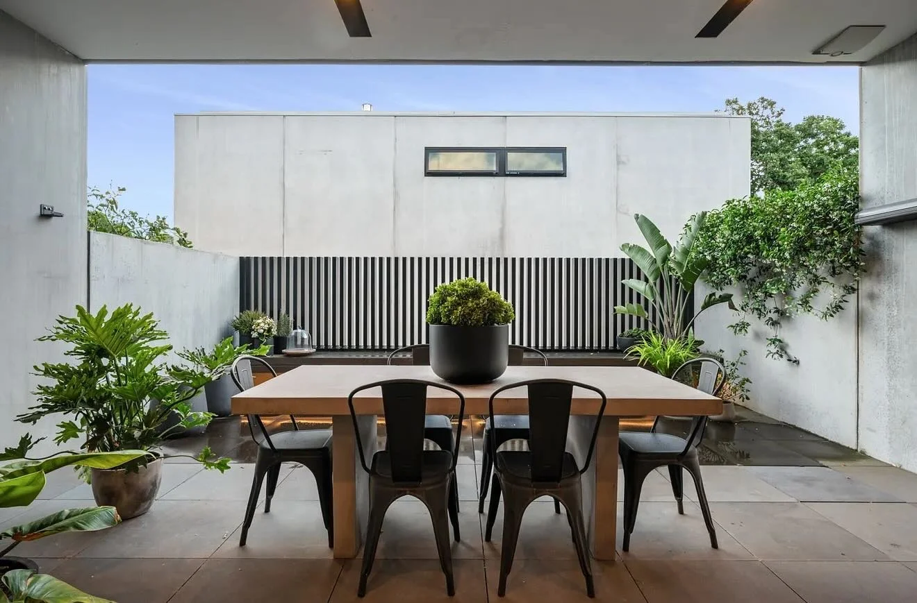 VI. Toorak 
#BSPCoatings team in Victoria led by John and James. Great work on this beautiful Toorak pad! 
#BSPCoatingsbybasti #dulux #paint #melbourne