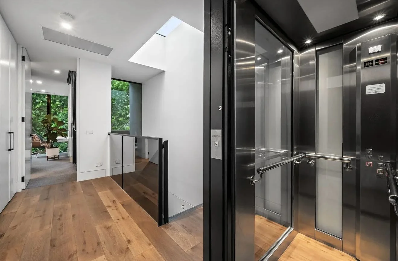 II. Toorak 
#BSPCoatings team in Victoria led by John and James. Great work on this beautiful Toorak pad! 
#bspcoatingsbybasti #dulux #paint #melbourne