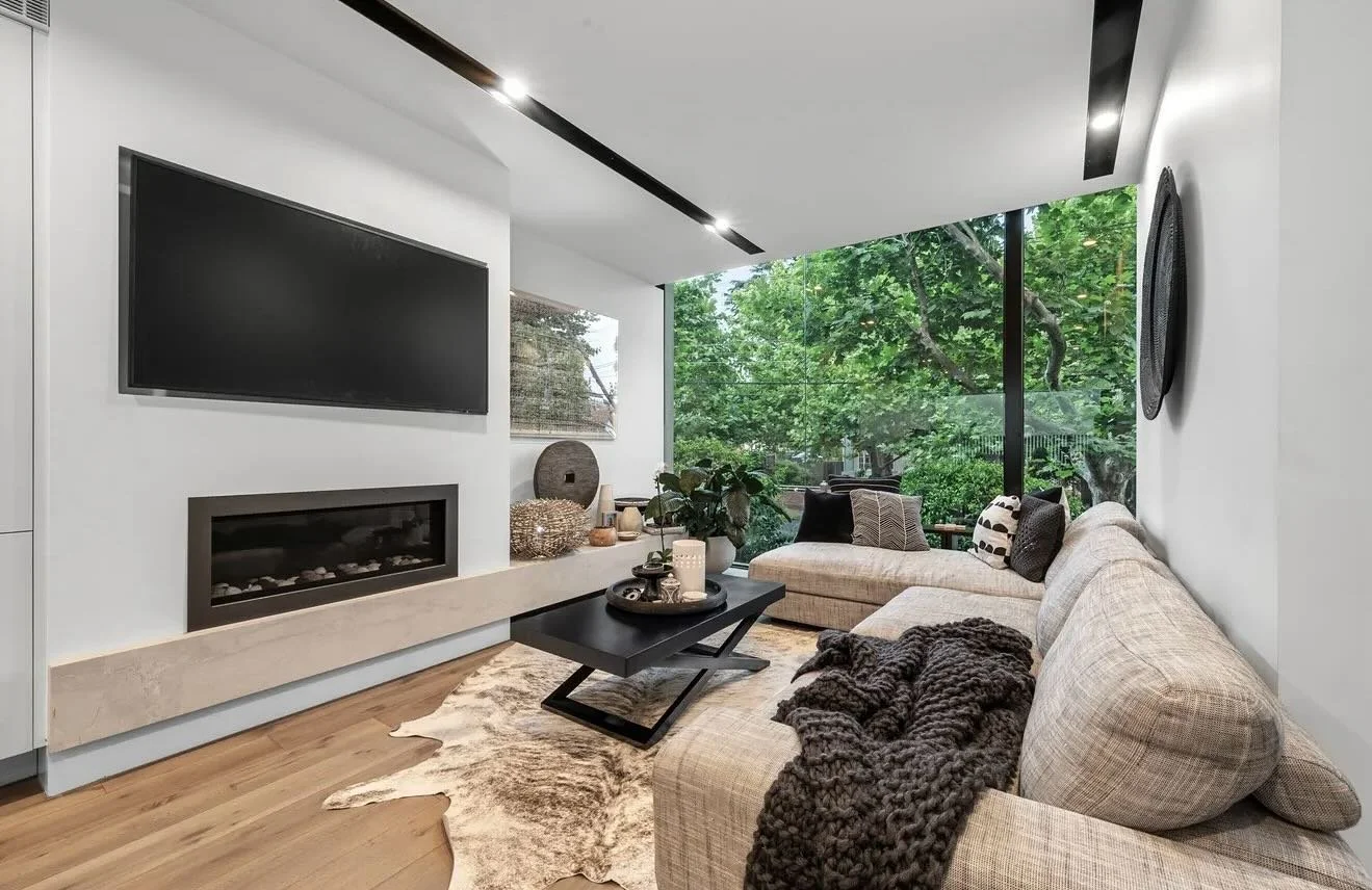 I. Toorak 
#BSPCoatings team in Victoria led by John and James. Great work on this beautiful Toorak pad! 
#BSPCoatingsbybasti #dulux #paint #melbourne