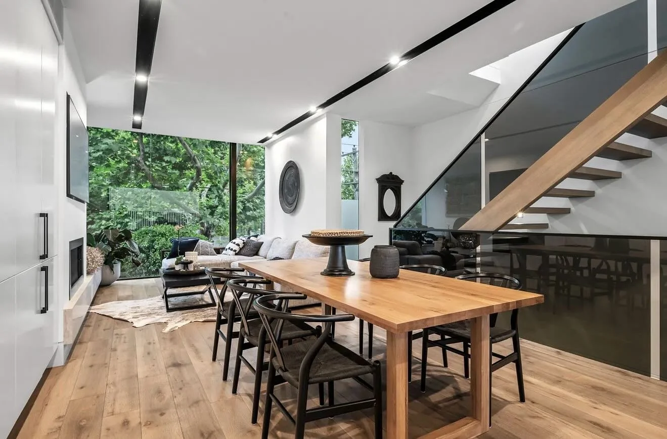 III. Toorak 
#BSPCoatings team in Victoria led by John and James. Great work on this beautiful Toorak pad! 
#BSPCoatingsbybasti #dulux #paint #melbourne