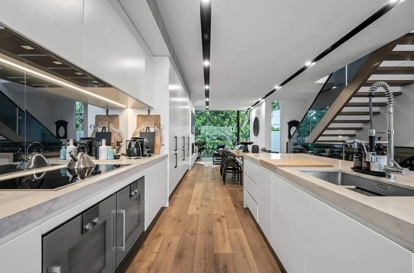 IV. Toorak 
#BSPCoatings team in Victoria led by John and James. Great work on this beautiful Toorak pad! 
#BSPCoatingsbybasti #dulux #paint #melbourne