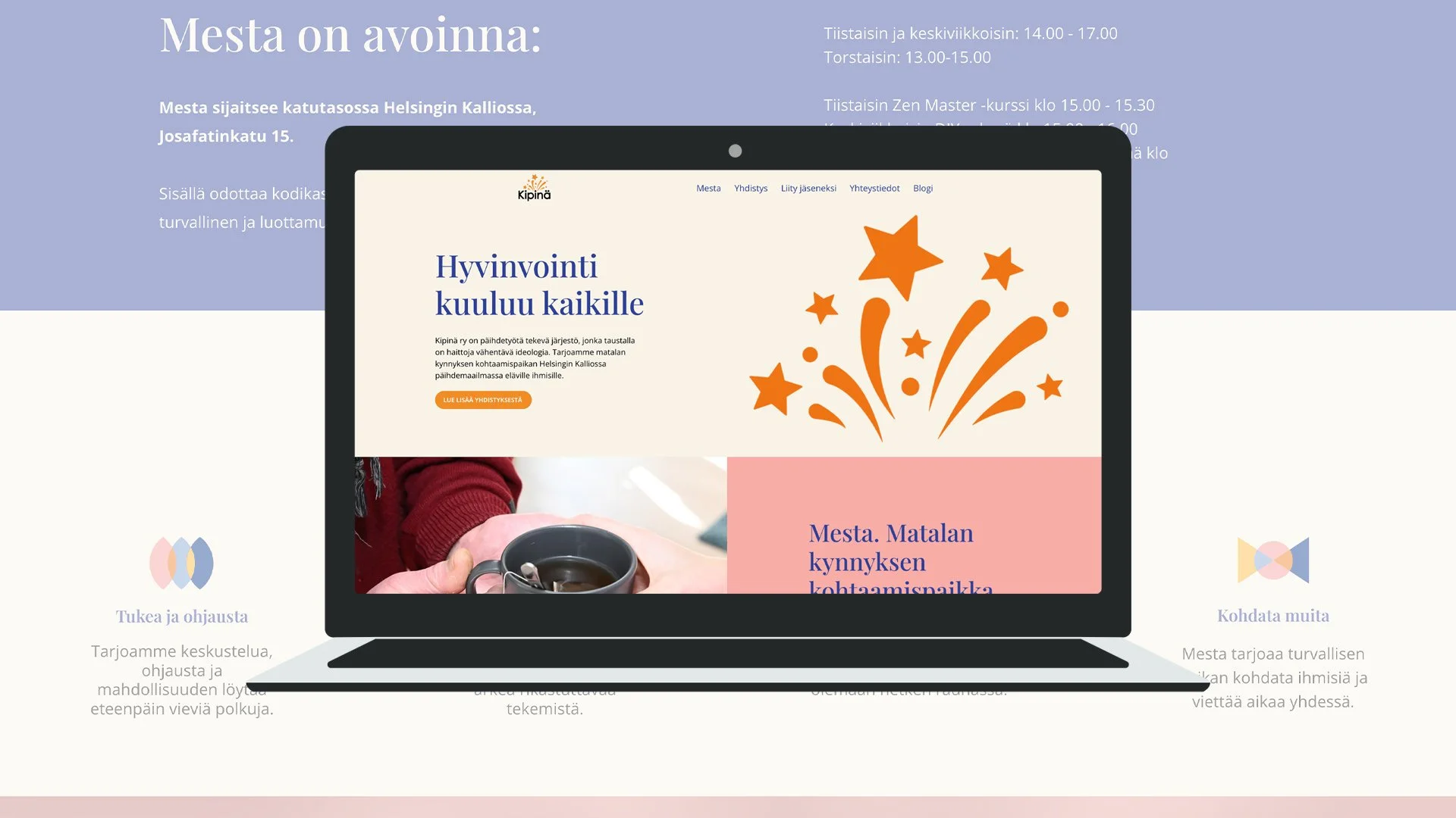 Verkkosivun näyttö, jossa on valkoinen tausta ja grafiikkaa, joka sisältää tekstiä, ja käsi, joka pitää kahvikuppia. Näkyvissä on myös osia internet-sivustosta, jossa on logo, valikko ja otsikko.