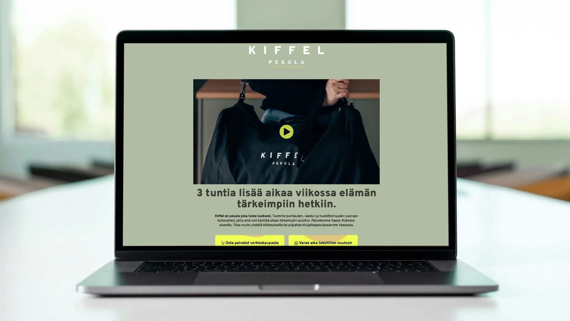 Tietokoneen näyttö, joka näyttää verkkosivuston mainoksen kiinteä ylänurkkaus ja kuva laukusta, päällekkäin harmaa taustaväri ja keltainen painikkeet