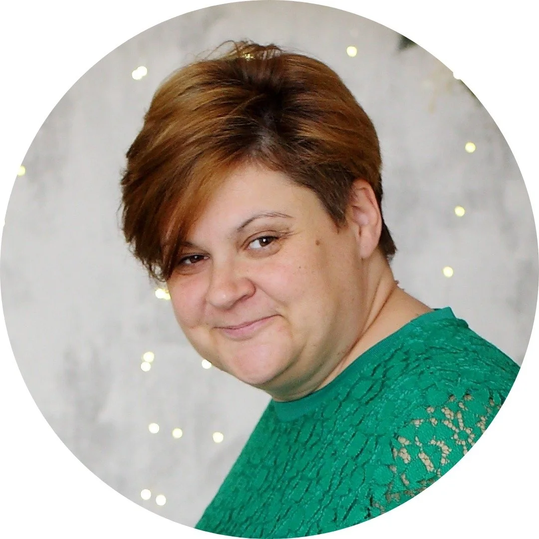 Жена с къса коса и зелен пуловер