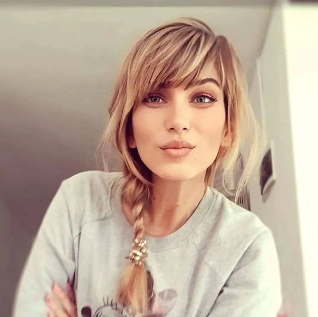 Жена в сич пуловер и руса коса на плитка