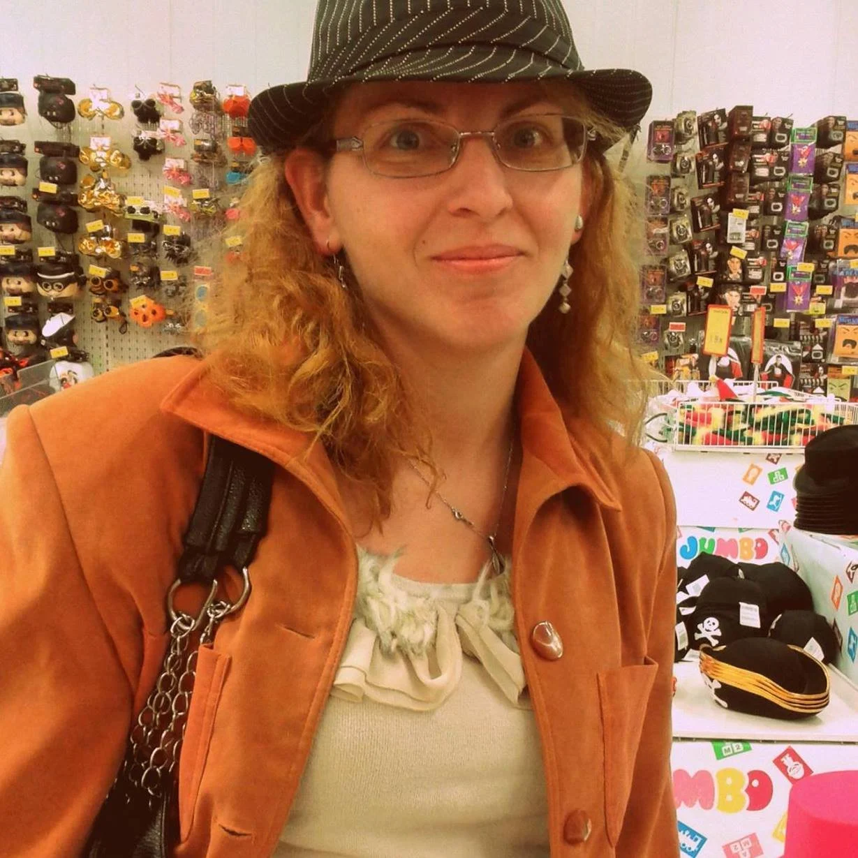 Жена с очила кафяво сако и черно бомбе