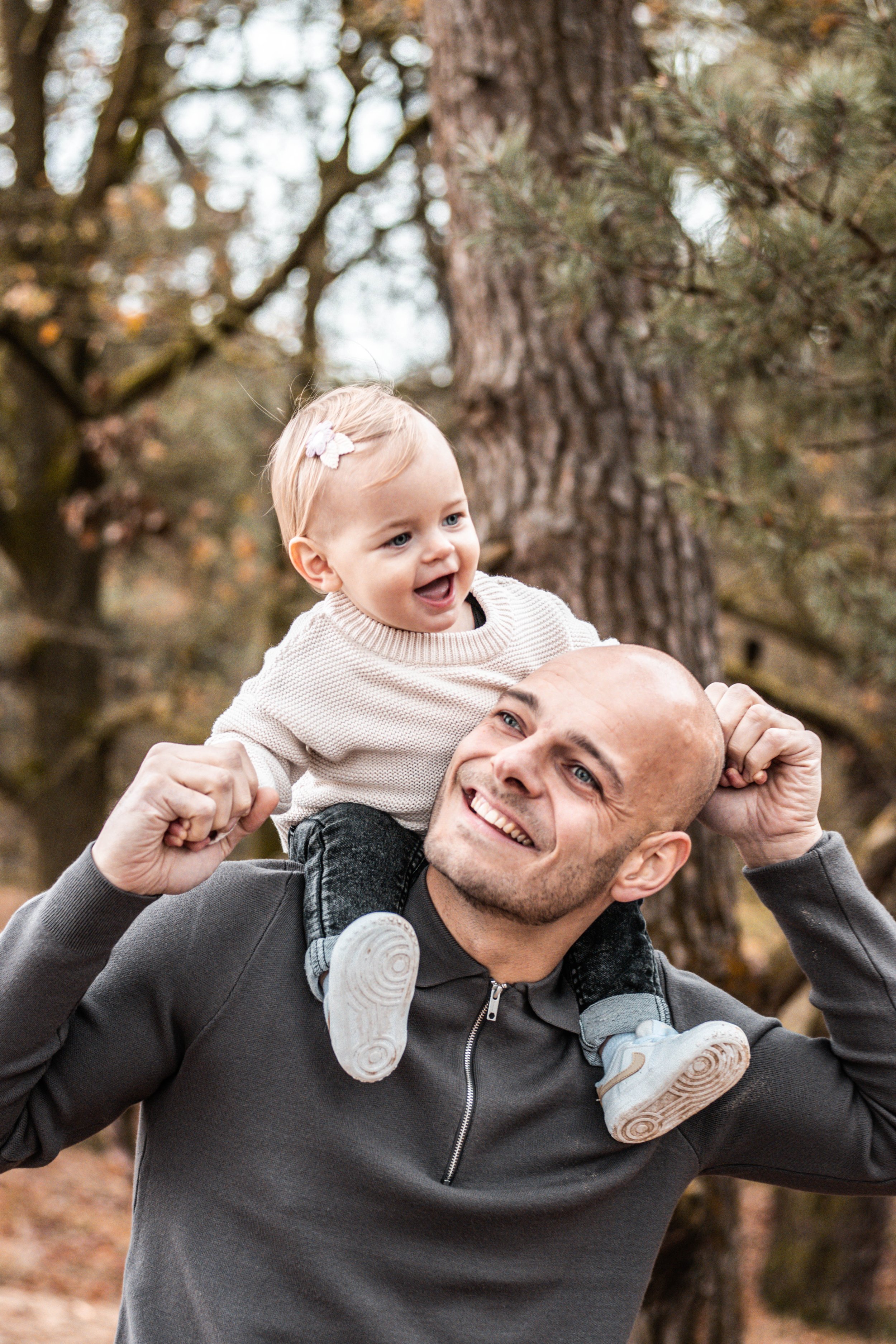 papa met dochter op de nek tijdens fotoshoot