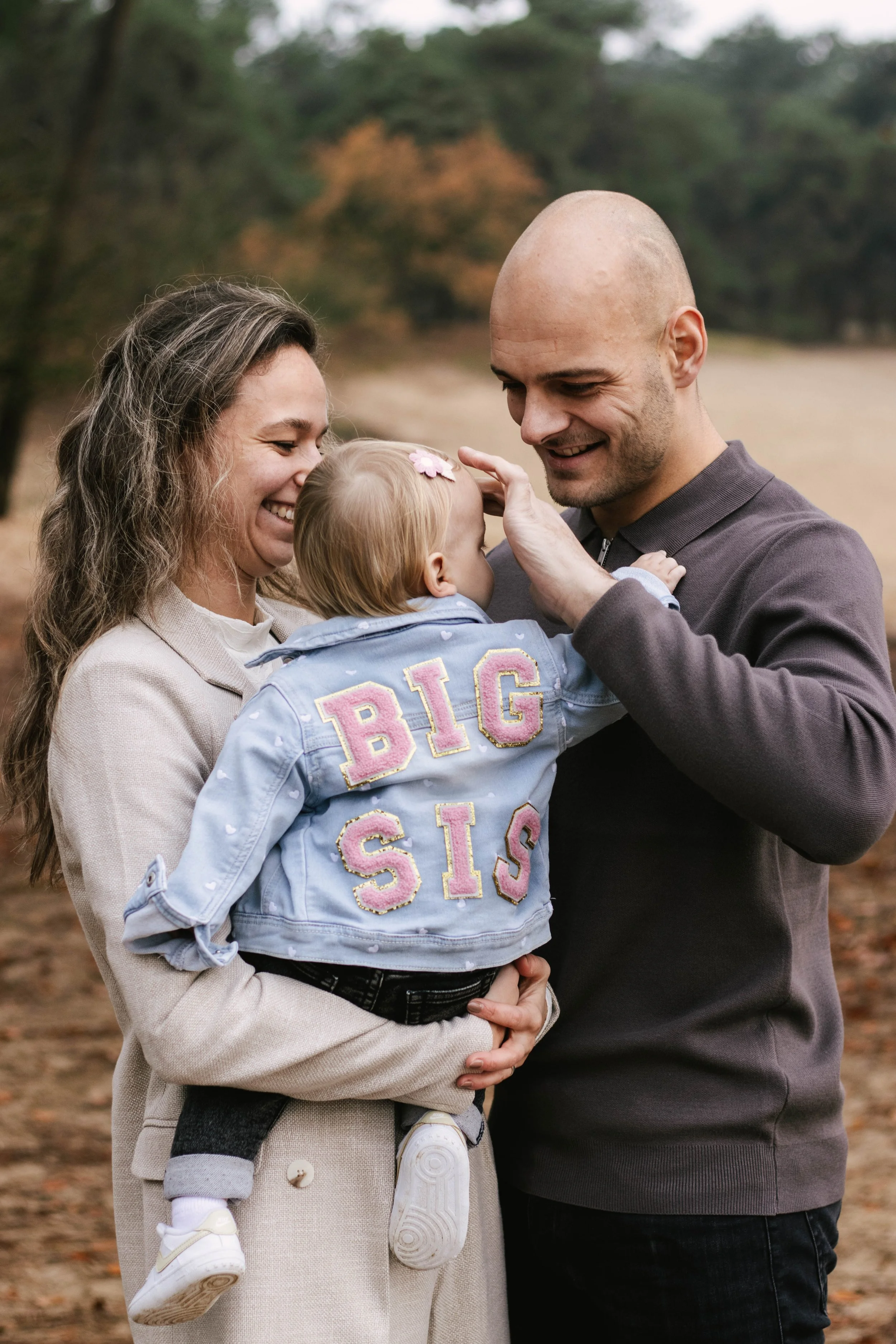 Even de haartjes goeddoen door lieve papa tijdens fotoshoot met mama