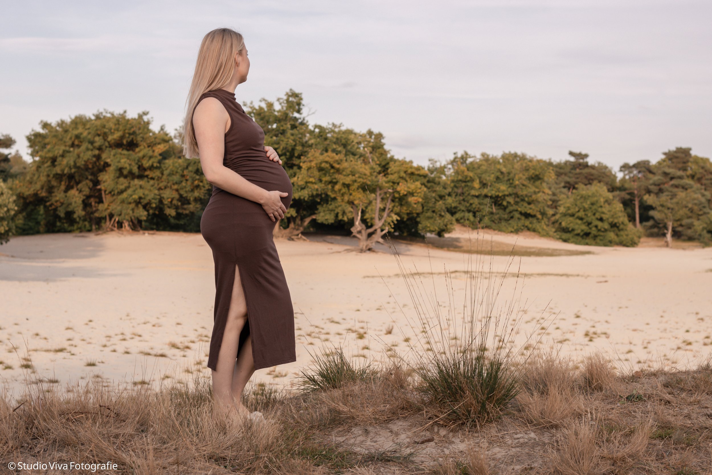 Zwangerschapsfotografie Breda | Pure & Authentieke Beelden – Studio Viva. 
Leg de magie van je zwangerschap vast met een liefdevolle fotoshoot. Studio Viva Fotografie in Breda en Oosterhout maakt pure, tijdloze foto’s vol emotie en schoonheid.