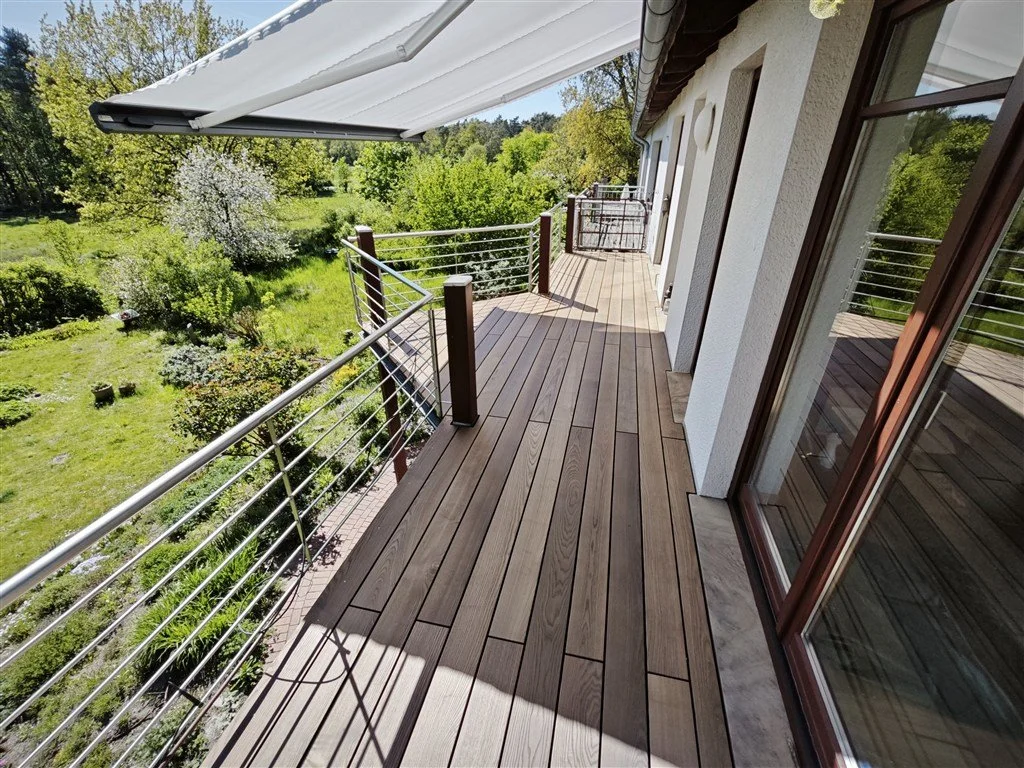 Fertige Balkonterrasse Thermo-Esche edle Holzoptik Bielefeld
