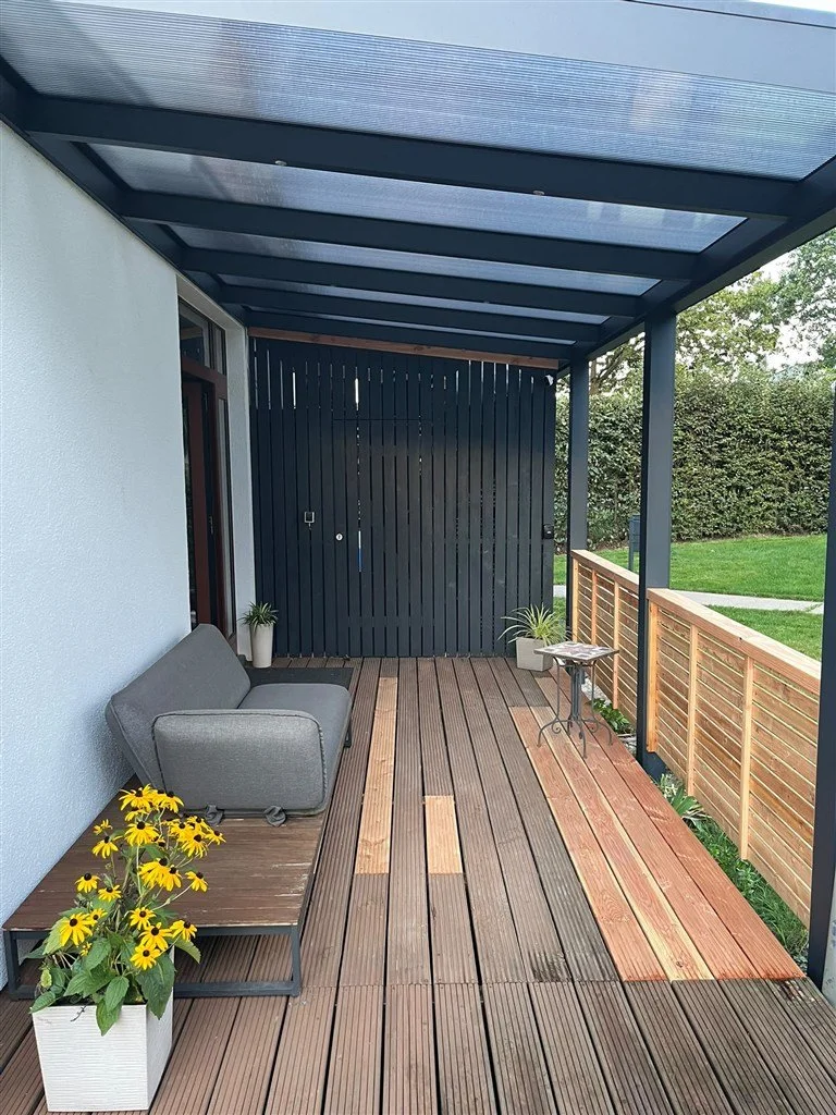Terrassenüberdachung Innenansicht Holzdeck Polycarbonat Eindeckung Holzsegen