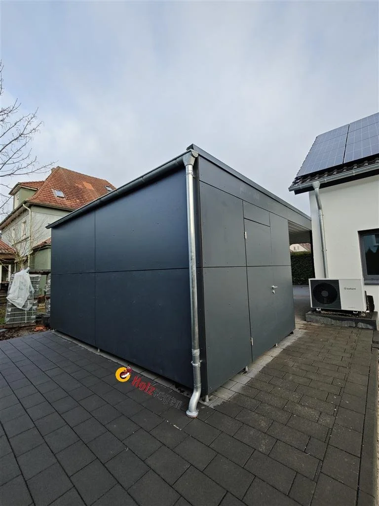 doppelcarport-geraeteraum-hpl-drehfluegeltuer.JPG
